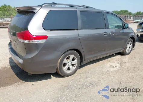 2011 Toyota Sienna Le V6 z USA, uszkodzony, nr VIN 5TDKK3DC2BS158039